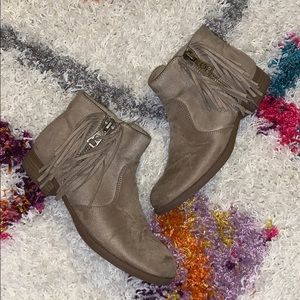 G by Guess Fringed Zip Suede Ankle Bootie SZ 6